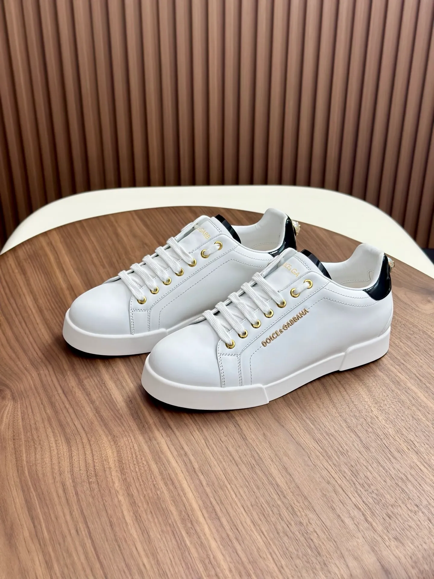New product 💰800 DG Dolce & Gabbana men's shoes 💰ortofino calfskin sneakers ♞size; 39~44 (customized 38.45.46) Iconic men's shoes 💰ortofino series of sneakers, classic and timeless style, now presented with fashionable details. The calfskin engraved DG logo is a subtle finishing touch. Men's shoes💰ortofino calfskin sneakers:
